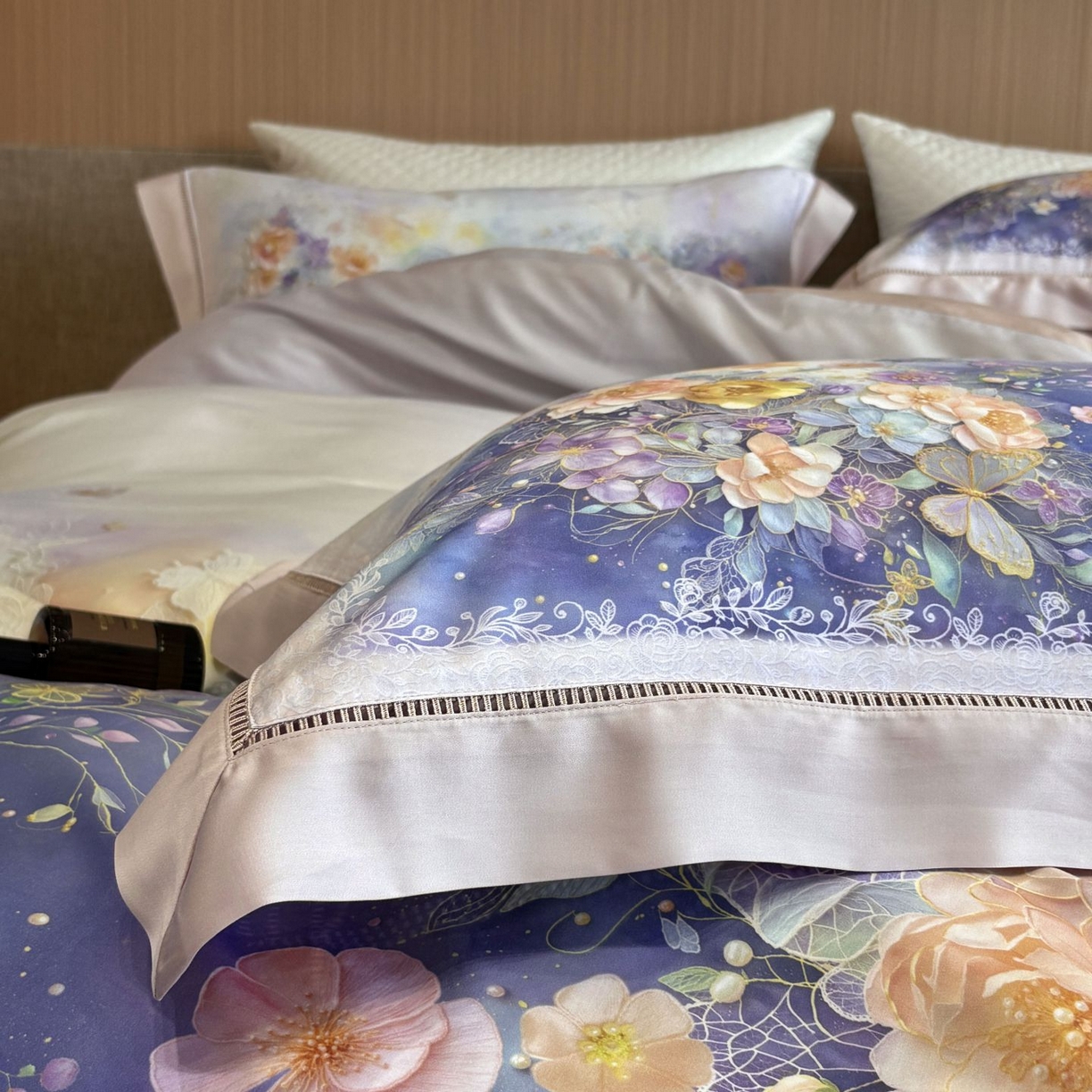 91家纺网 家纺一手货源 找家纺 佳汐蓝家纺 2025新款天丝棉数码印花镂空床盖款四件套 素影紫