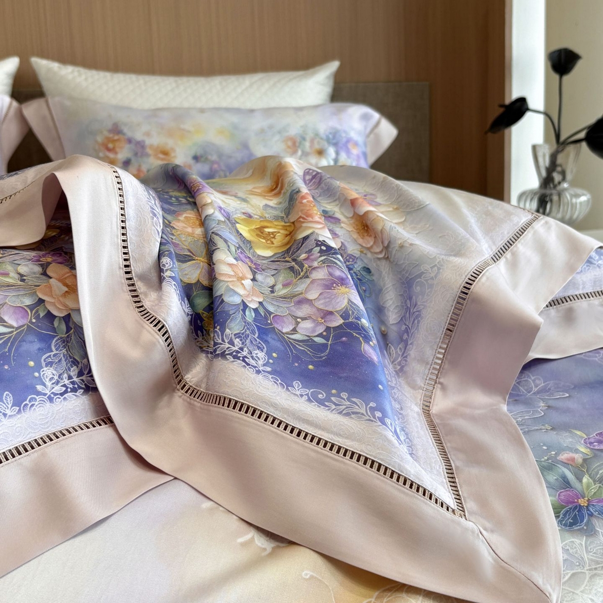 91家纺网 家纺一手货源 找家纺 佳汐蓝家纺 2025新款天丝棉数码印花镂空床盖款四件套 素影紫