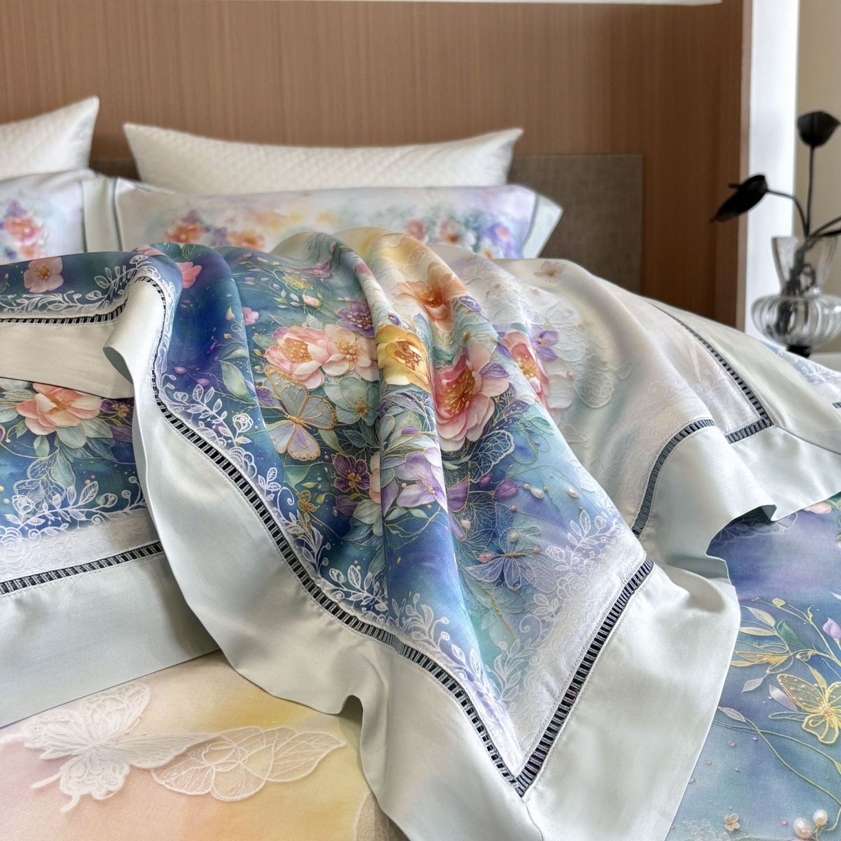 91家纺网 家纺一手货源 找家纺 佳汐蓝家纺 2025新款天丝棉数码印花镂空床盖款四件套 素影兰