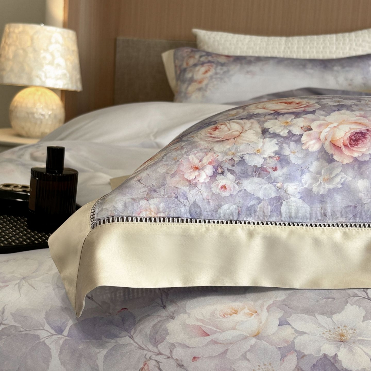 91家纺网 家纺一手货源 找家纺 佳汐蓝家纺 2025新款天丝棉数码印花镂空床盖款四件套 伊利花园紫