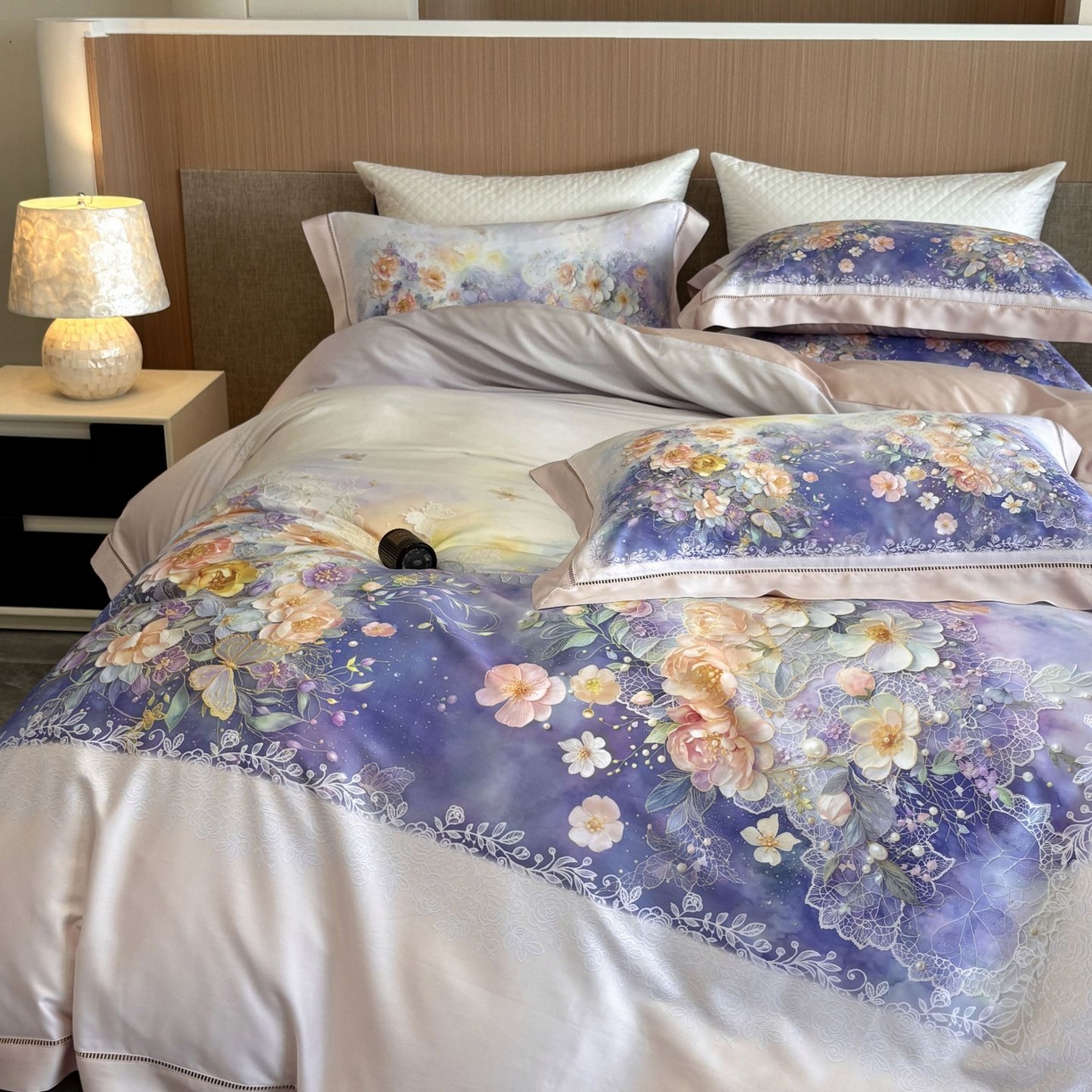 91家纺网 家纺一手货源 找家纺 佳汐蓝家纺 2025新款天丝棉数码印花镂空床盖款四件套 素影紫