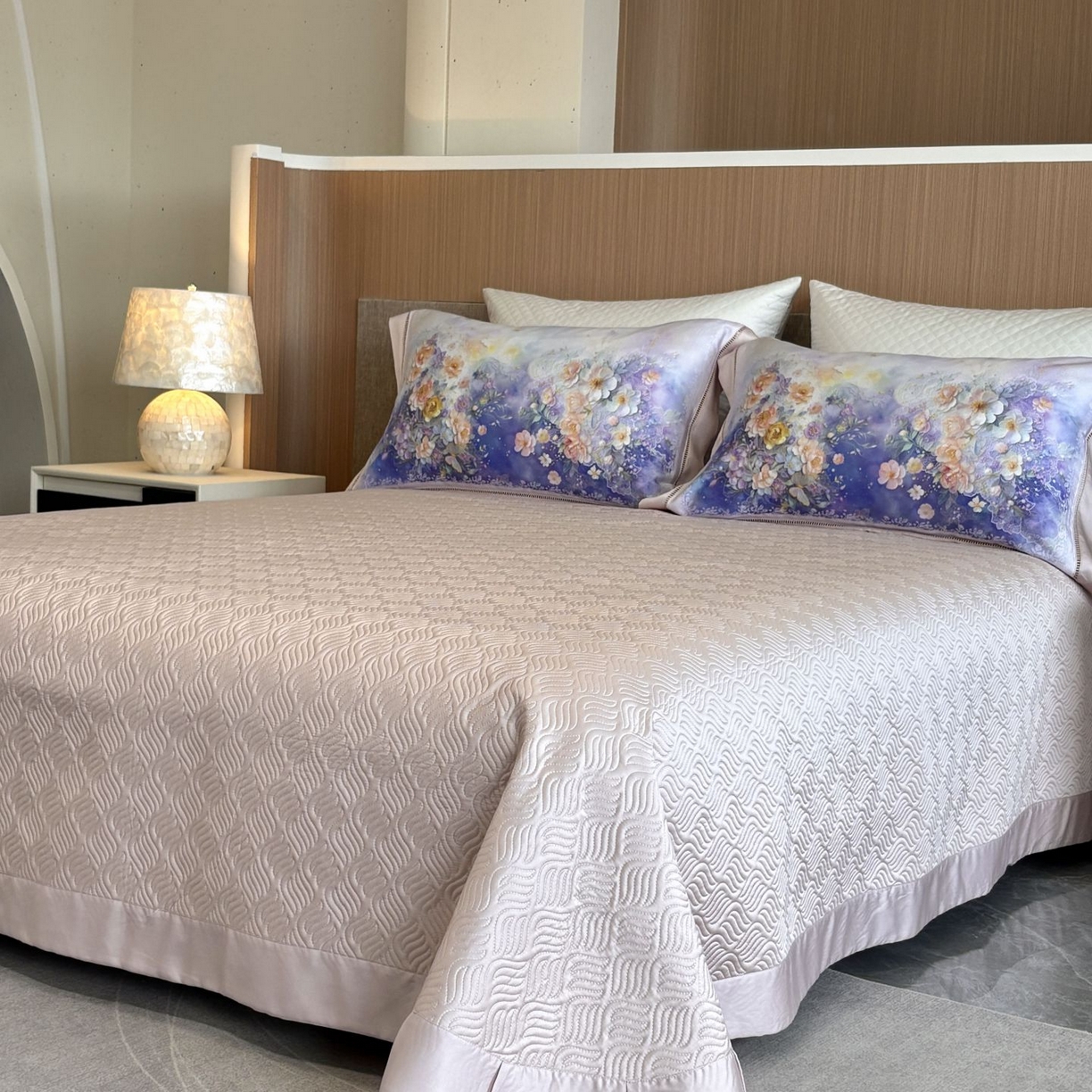 91家纺网 家纺一手货源 找家纺 佳汐蓝家纺 2025新款天丝棉数码印花镂空床盖款四件套 素影紫