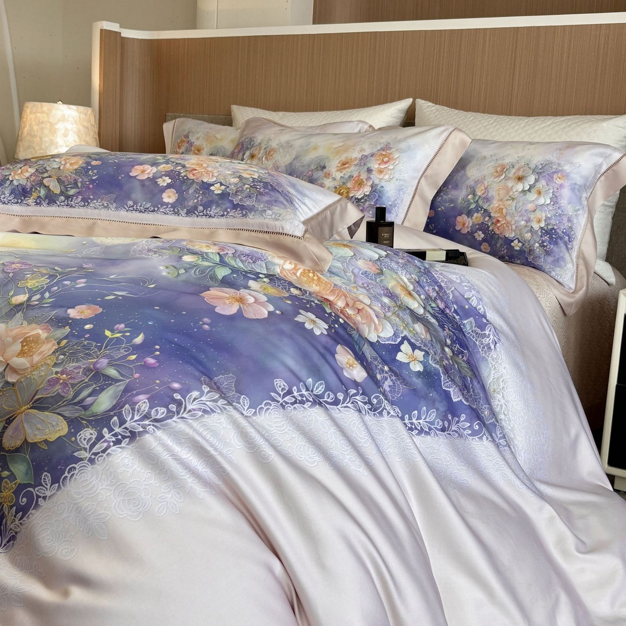 91家纺网 家纺一手货源 找家纺 佳汐蓝家纺 2025新款天丝棉数码印花镂空床盖款四件套 素影紫