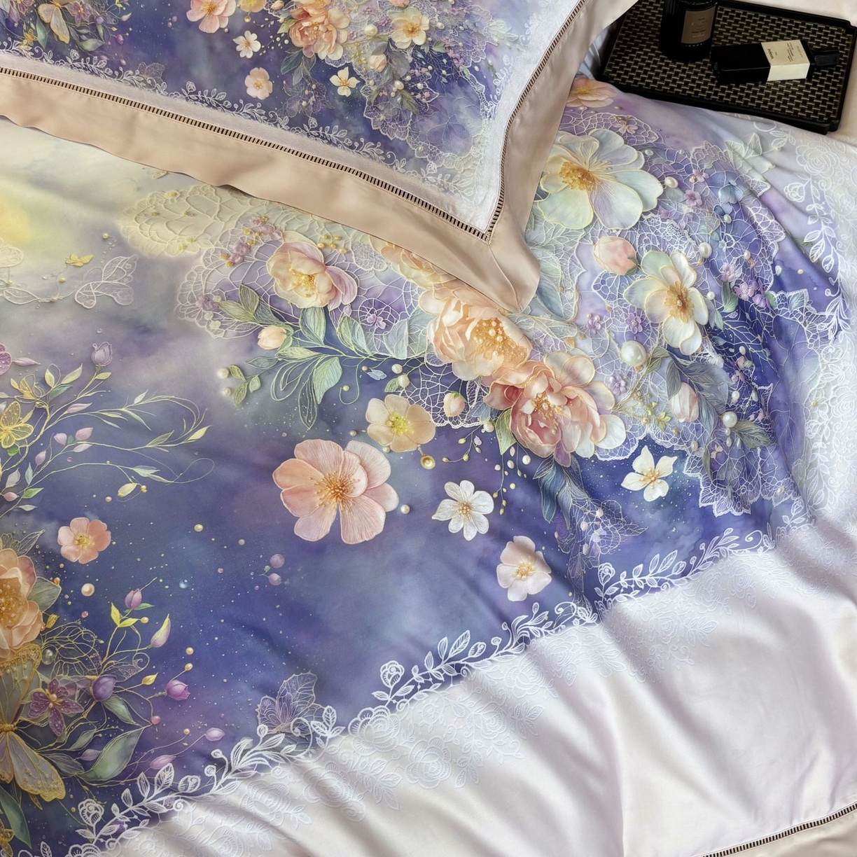 91家纺网 家纺一手货源 找家纺 佳汐蓝家纺 2025新款天丝棉数码印花镂空床盖款四件套 素影紫