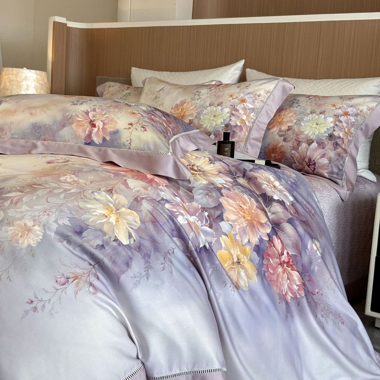 91家纺网 家纺一手货源 找家纺 佳汐蓝家纺 2025新款天丝棉数码印花镂空床盖款四件套 花间悦-紫