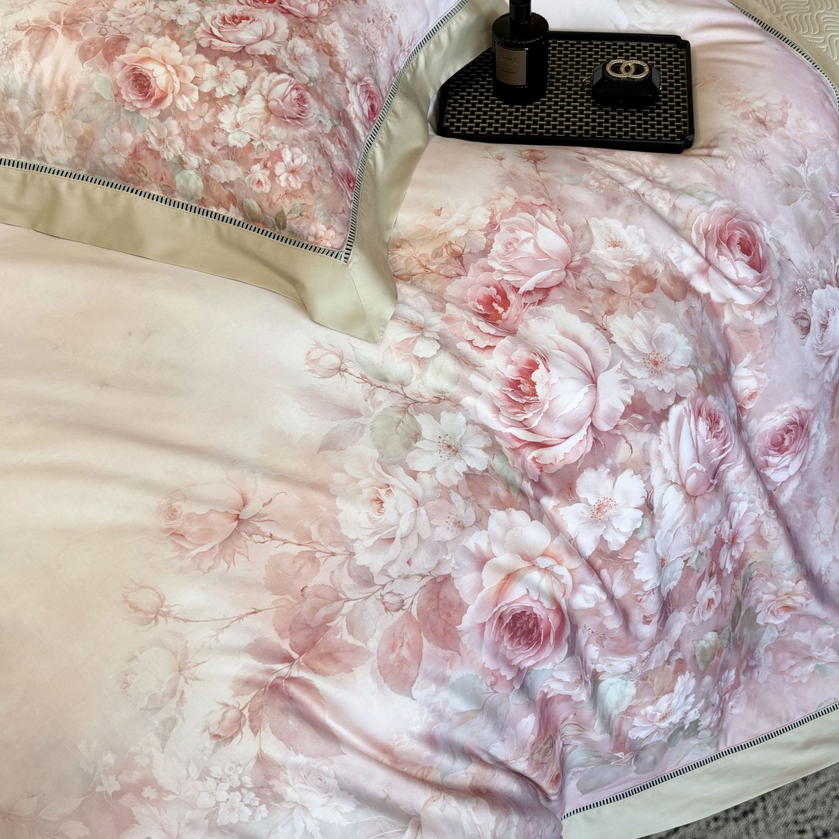 91家纺网 家纺一手货源 找家纺 佳汐蓝家纺 2025新款天丝棉数码印花镂空床盖款四件套 伊利花园粉