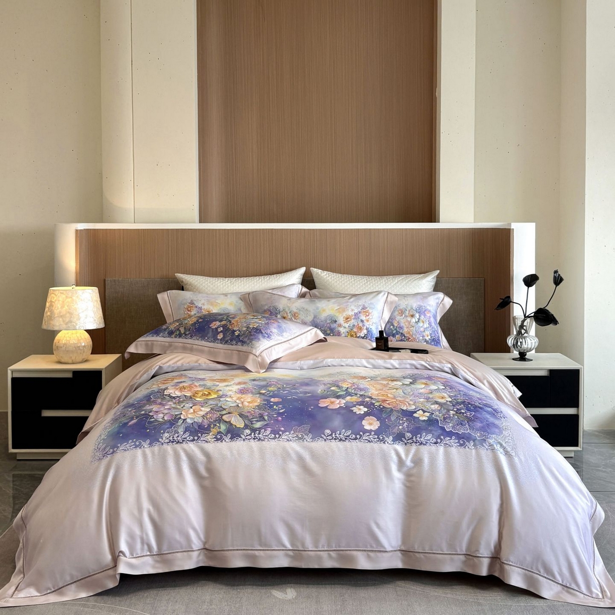 91家纺网 家纺一手货源 找家纺 佳汐蓝家纺 2025新款天丝棉数码印花镂空床盖款四件套 素影紫