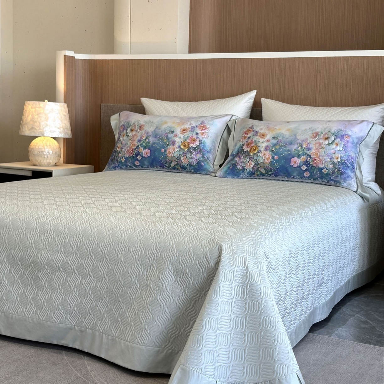 91家纺网 家纺一手货源 找家纺 佳汐蓝家纺 2025新款天丝棉数码印花镂空床盖款四件套 素影兰