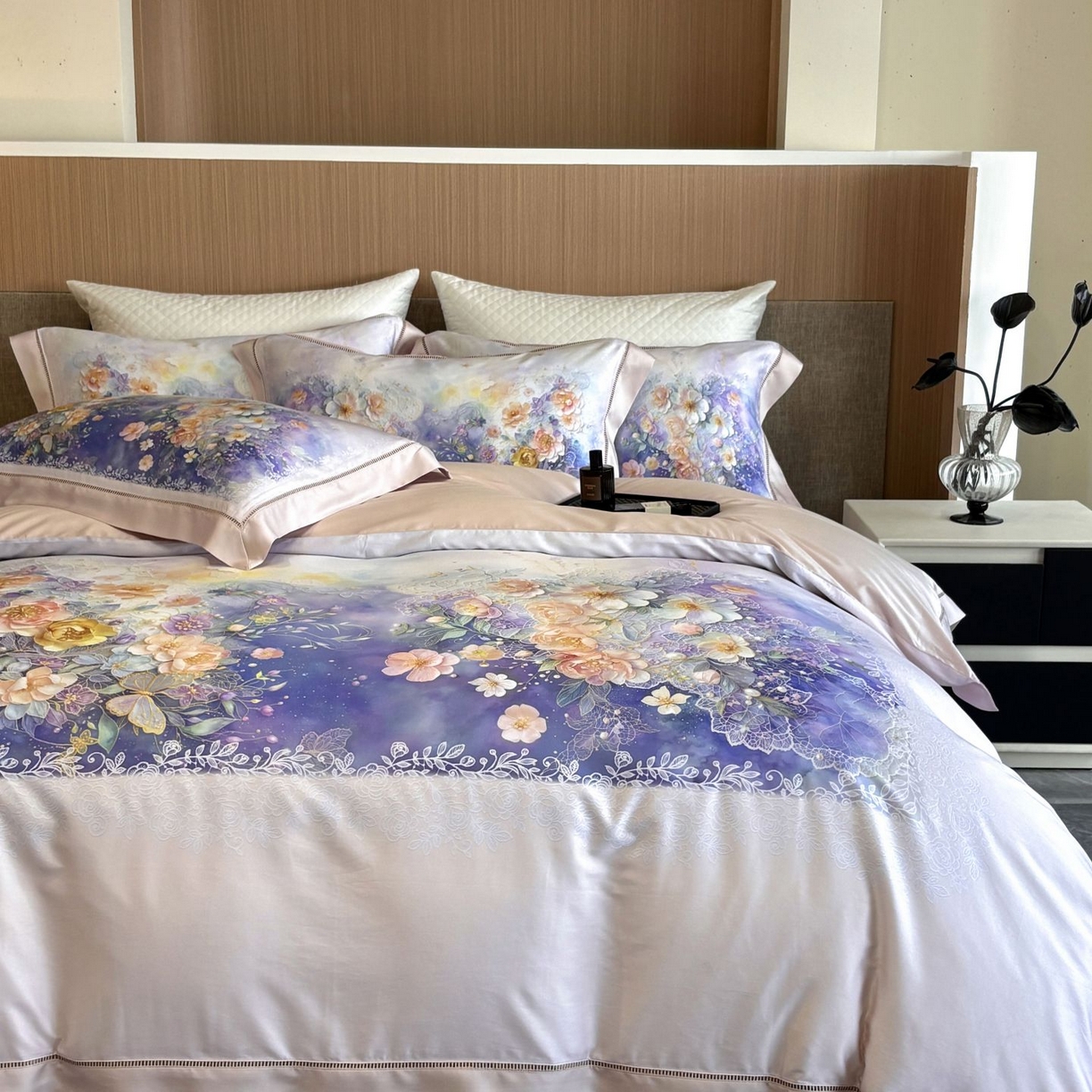 91家纺网 家纺一手货源 找家纺 佳汐蓝家纺 2025新款天丝棉数码印花镂空床盖款四件套 素影紫