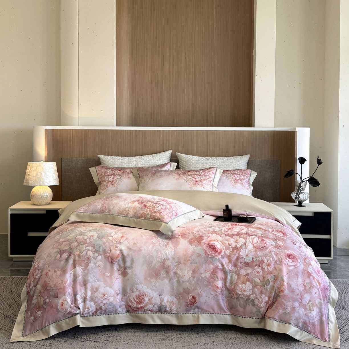 91家纺网 家纺一手货源 找家纺 佳汐蓝家纺 2025新款天丝棉数码印花镂空床盖款四件套 伊利花园粉