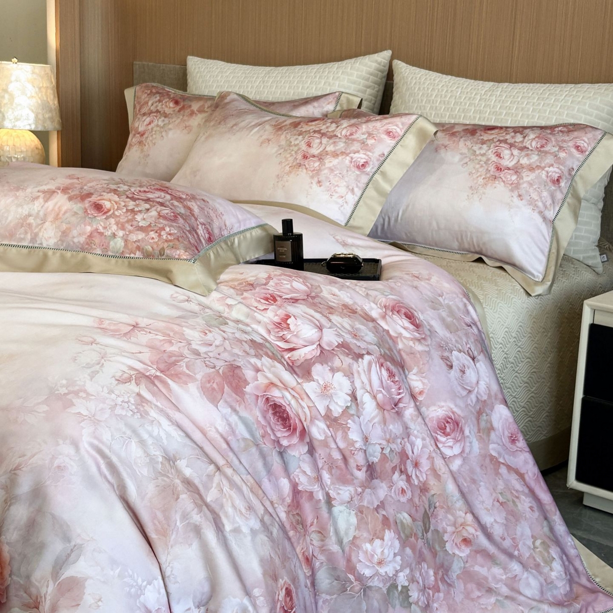 91家纺网 家纺一手货源 找家纺 佳汐蓝家纺 2025新款天丝棉数码印花镂空床盖款四件套 伊利花园粉