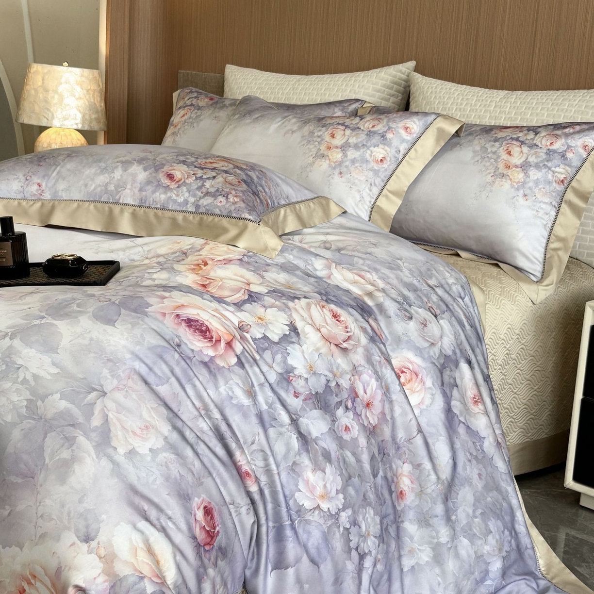 91家纺网 家纺一手货源 找家纺 佳汐蓝家纺 2025新款天丝棉数码印花镂空床盖款四件套 伊利花园紫