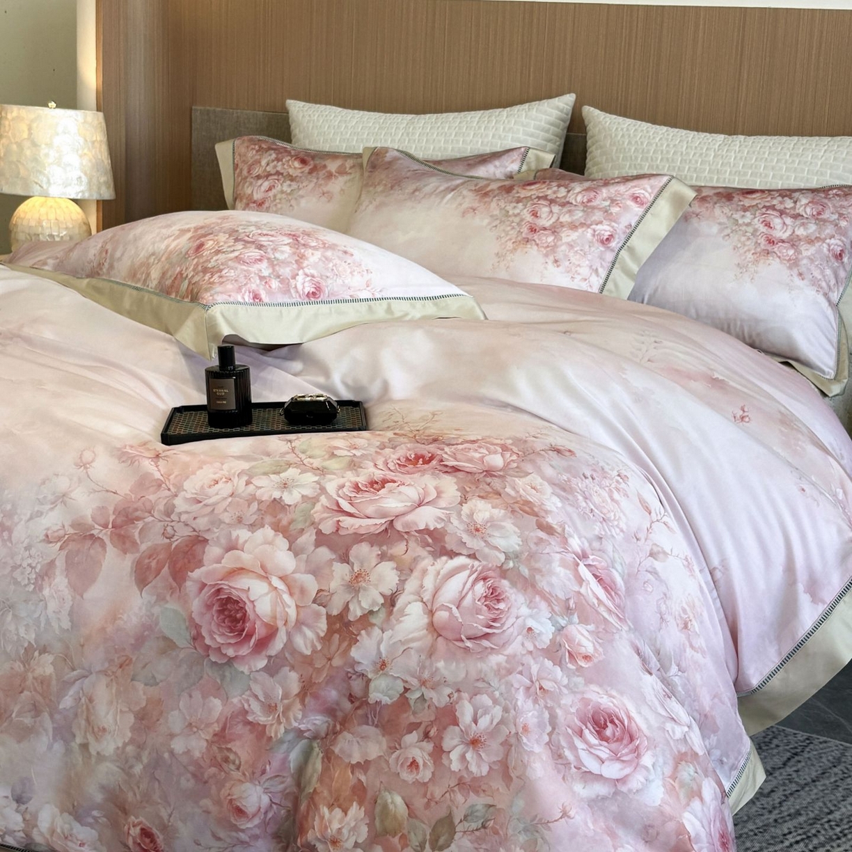 91家纺网 家纺一手货源 找家纺 佳汐蓝家纺 2025新款天丝棉数码印花镂空床盖款四件套 伊利花园粉