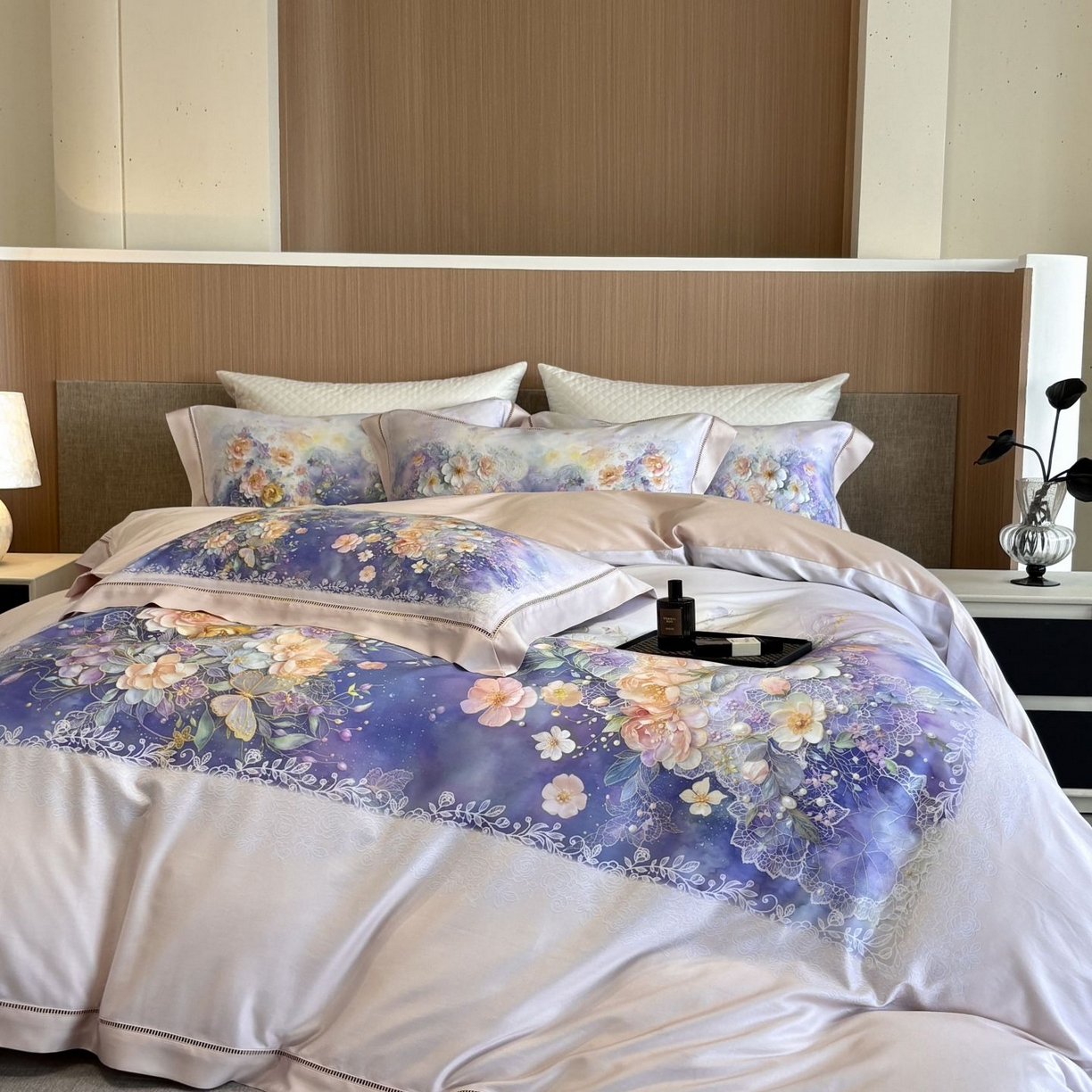91家纺网 家纺一手货源 找家纺 佳汐蓝家纺 2025新款天丝棉数码印花镂空床盖款四件套 素影紫