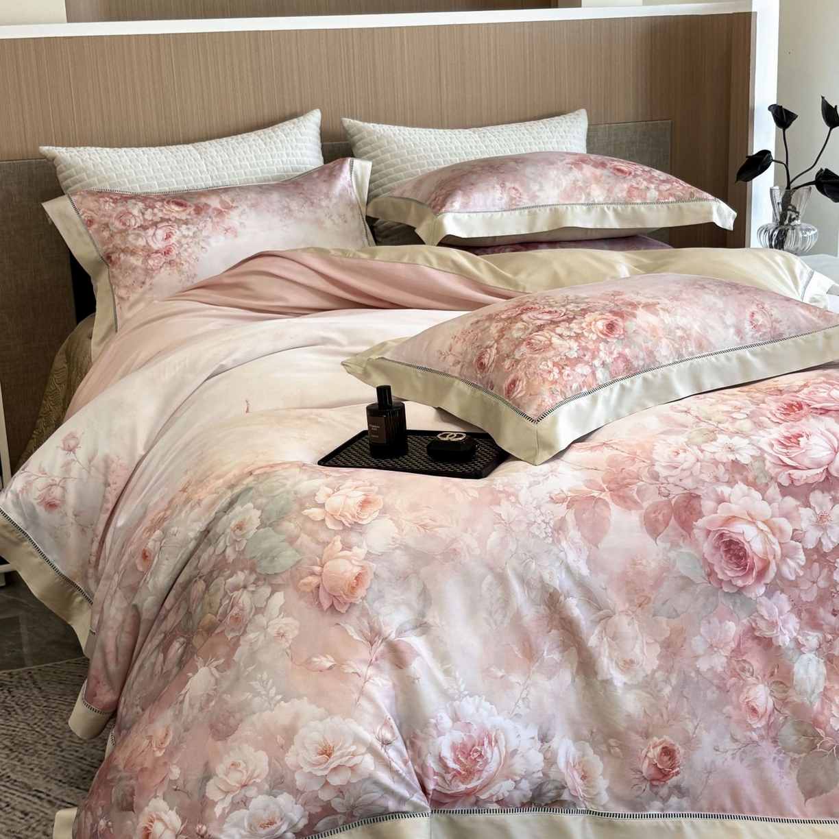 91家纺网 家纺一手货源 找家纺 佳汐蓝家纺 2025新款天丝棉数码印花镂空床盖款四件套 伊利花园粉