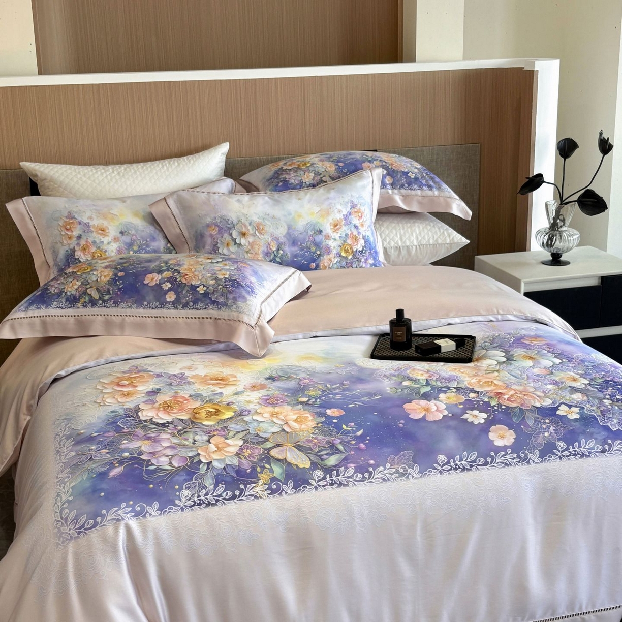 91家纺网 家纺一手货源 找家纺 佳汐蓝家纺 2025新款天丝棉数码印花镂空床盖款四件套 素影紫