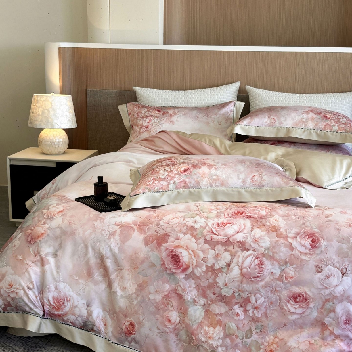 91家纺网 家纺一手货源 找家纺 佳汐蓝家纺 2025新款天丝棉数码印花镂空床盖款四件套 伊利花园粉