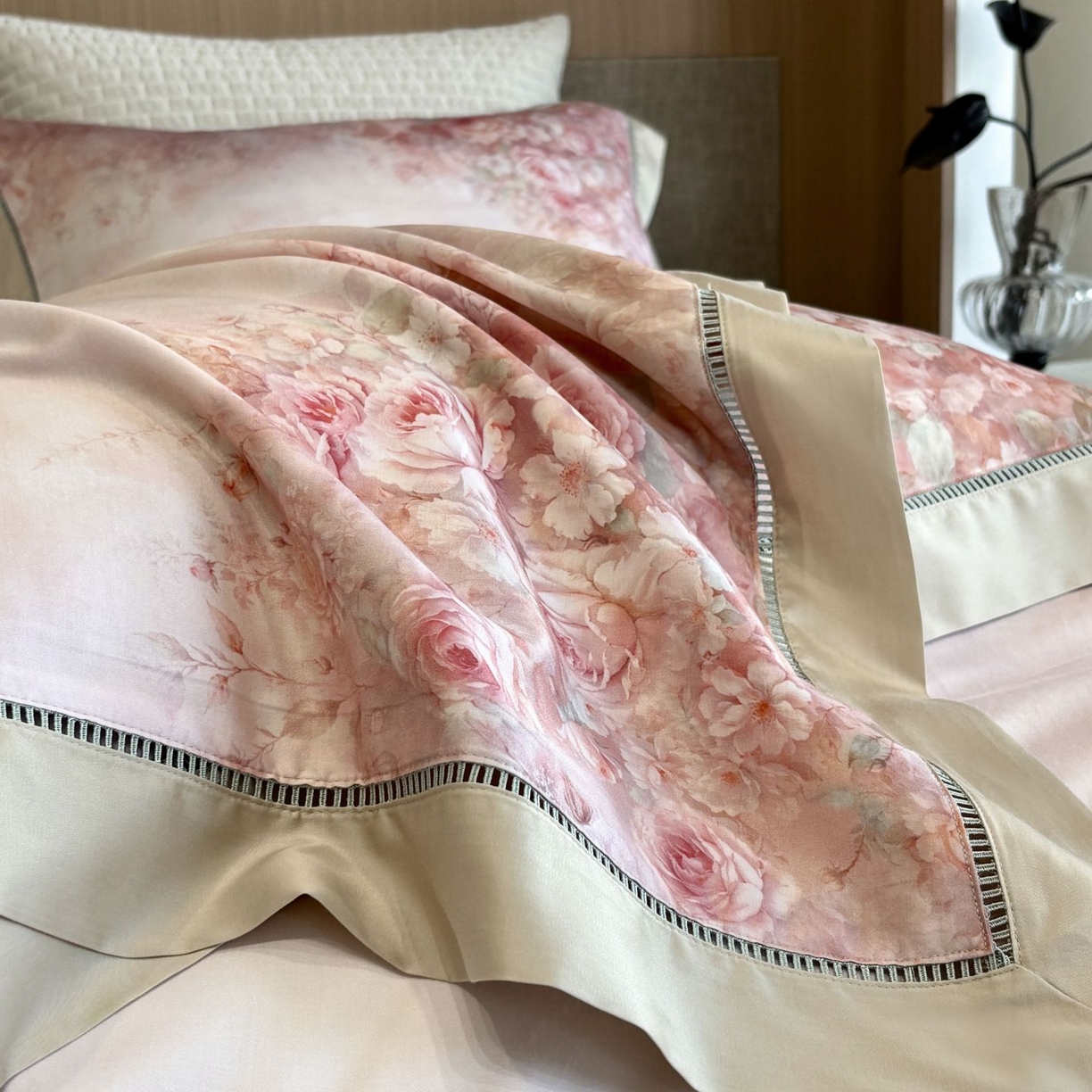 91家纺网 家纺一手货源 找家纺 佳汐蓝家纺 2025新款天丝棉数码印花镂空床盖款四件套 伊利花园粉