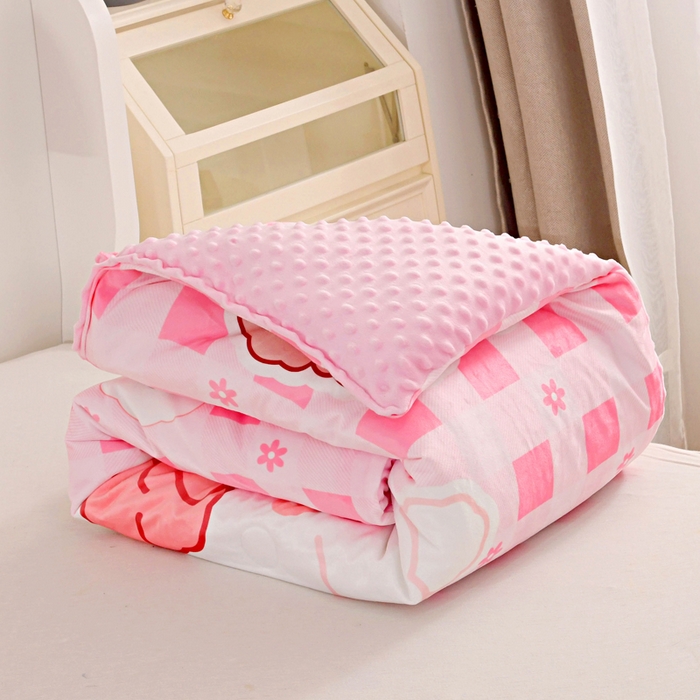 91家纺网 家纺一手货源 找家纺 萌宝家纺 2025新款可拆洗A类儿童豆豆绒大豆冬被儿童婴儿绒春秋被安抚被被子被芯 草莓小兔