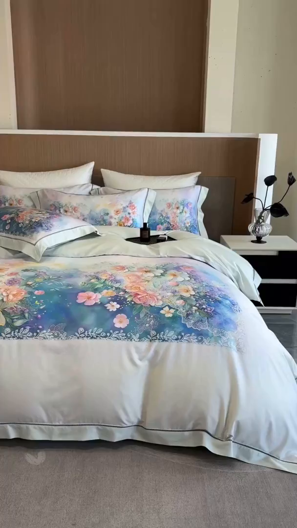 91家纺网 家纺一手货源 找家纺 佳汐蓝家纺 2025新款天丝棉数码印花镂空床盖款四件套 素影兰