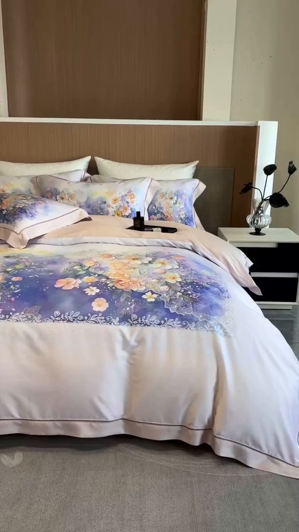 91家纺网 家纺一手货源 找家纺 佳汐蓝家纺 2025新款天丝棉数码印花镂空床盖款四件套 素影紫