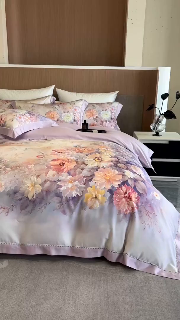 91家纺网 家纺一手货源 找家纺 佳汐蓝家纺 2025新款天丝棉数码印花镂空床盖款四件套 花间悦-紫