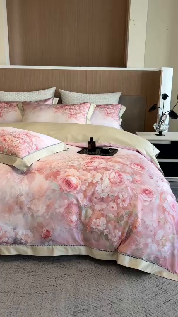 91家纺网 家纺一手货源 找家纺 佳汐蓝家纺 2025新款天丝棉数码印花镂空床盖款四件套 伊利花园粉