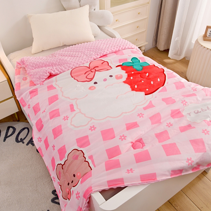 91家纺网 家纺一手货源 找家纺 萌宝家纺 2025新款可拆洗A类儿童豆豆绒大豆冬被儿童婴儿绒春秋被安抚被被子被芯 草莓小兔