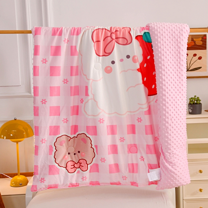 91家纺网 家纺一手货源 找家纺 萌宝家纺 2025新款可拆洗A类儿童豆豆绒大豆冬被儿童婴儿绒春秋被安抚被被子被芯 草莓小兔