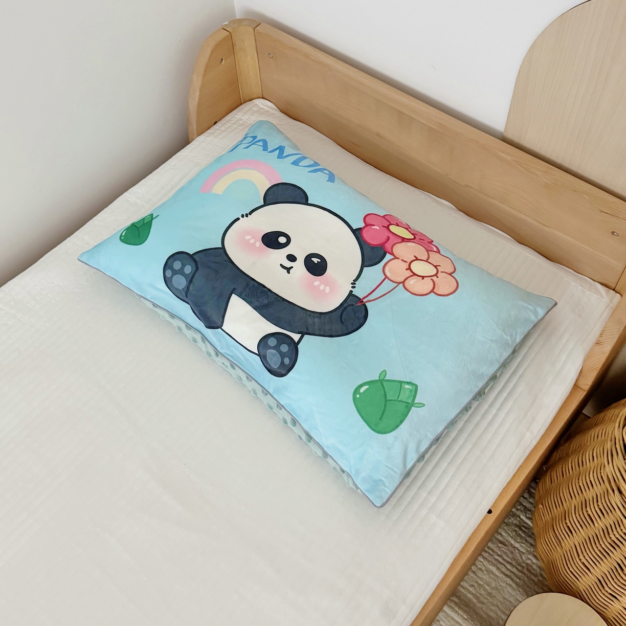 91家纺网 家纺一手货源 找家纺 萌宝家纺 2025新款大版儿童豆豆绒枕套幼儿园安抚枕头枕芯 气球熊猫