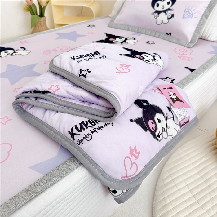 91家纺网 家纺一手货源 找家纺 萌宝家纺 2025新款三丽鸥凉感丝夏被凉席三件套幼儿园小学生宿舍系列 库洛米