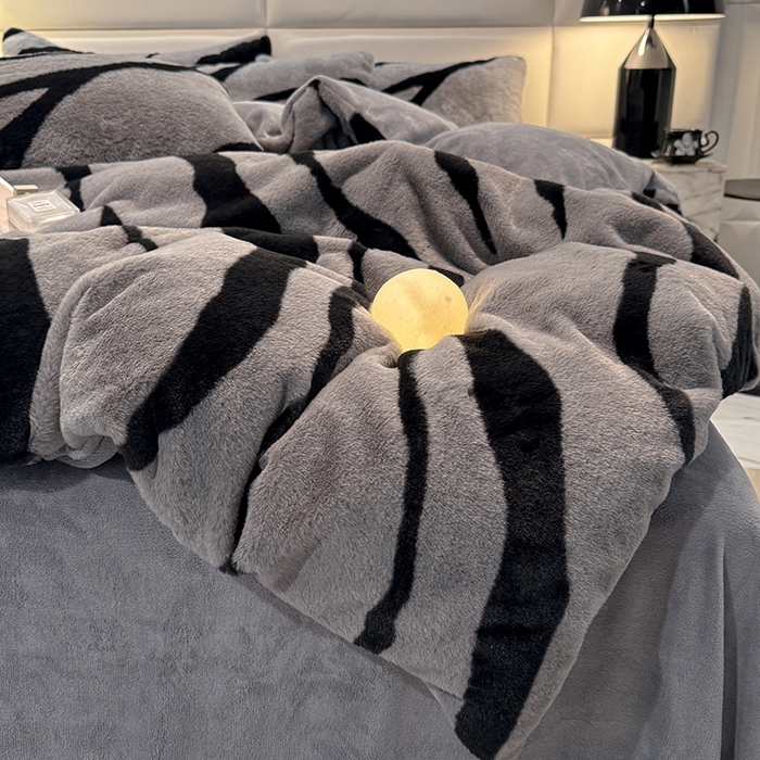 91家纺网 家纺一手货源 找家纺 唐人居 2025新款兔毛绒牛奶绒四件套--斑马 斑马-迷雾灰
