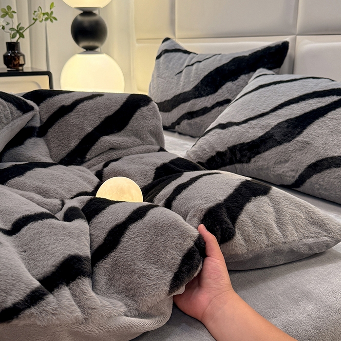 91家纺网 家纺一手货源 找家纺 唐人居 2025新款兔毛绒牛奶绒四件套--斑马 斑马-迷雾灰