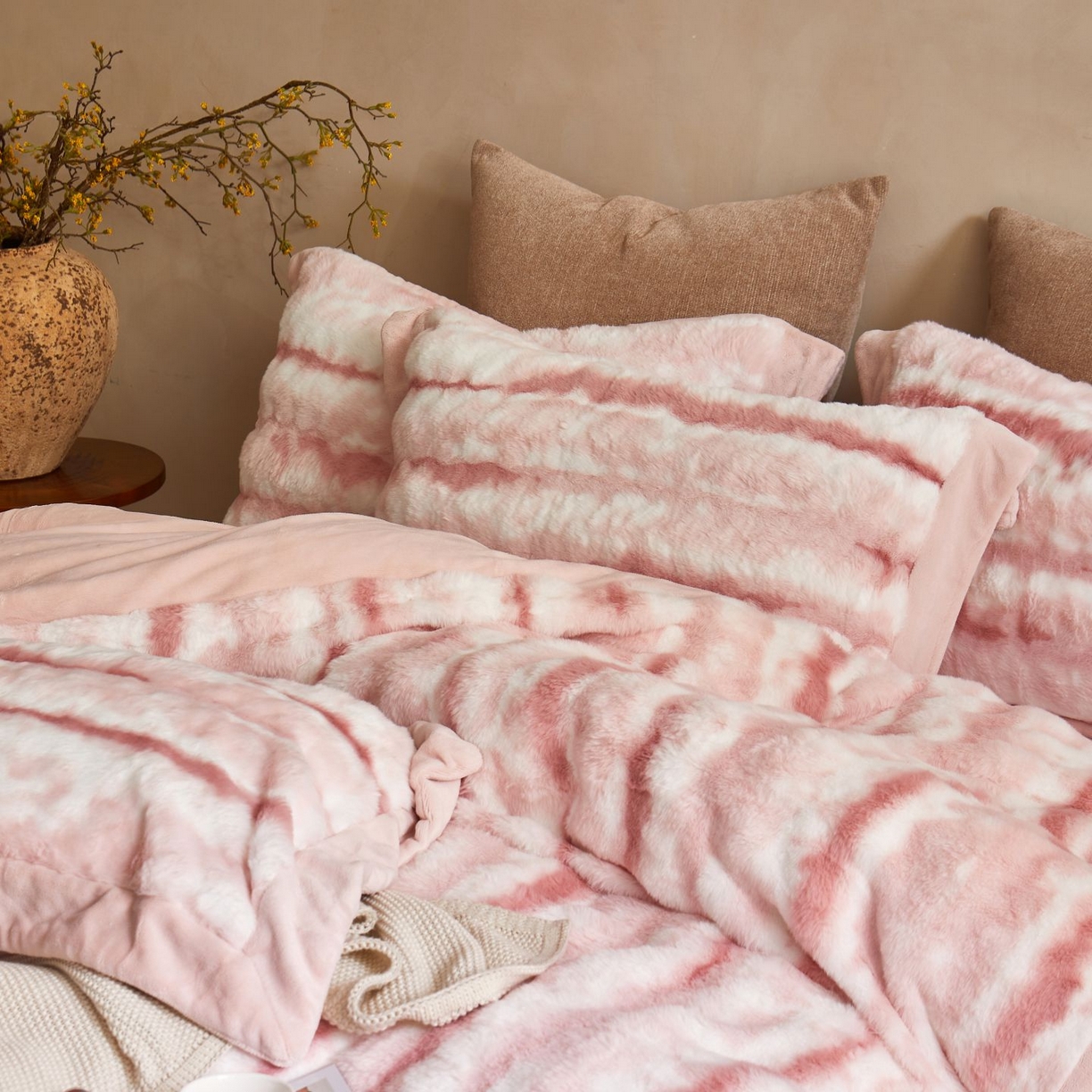 91家纺网 家纺一手货源 找家纺 （总）佳汐蓝家纺 2025新款A类牛奶绒四件套-闪电纹兔毛绒系列