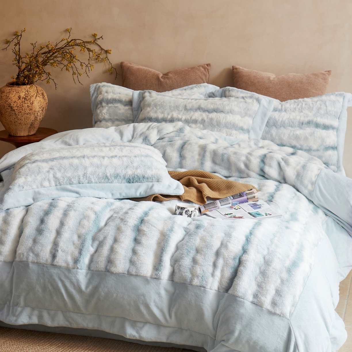 91家纺网 家纺一手货源 找家纺 佳汐蓝家纺 2025新款A类牛奶绒四件套-闪电纹兔毛绒系列 蓝色（绒湖蓝）