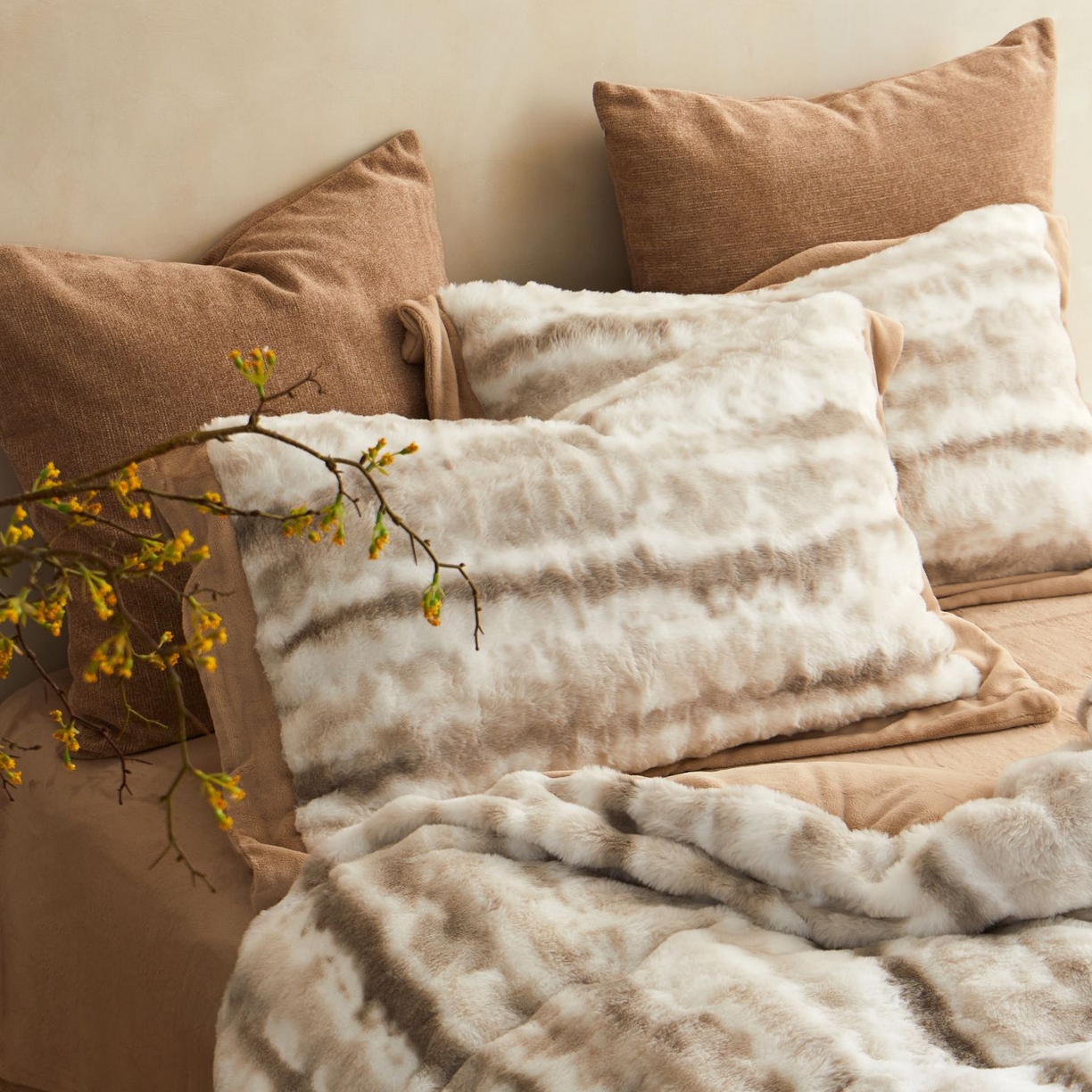 91家纺网 家纺一手货源 找家纺 佳汐蓝家纺 2025新款A类牛奶绒四件套-闪电纹兔毛绒系列 浅咖（拿铁咖）