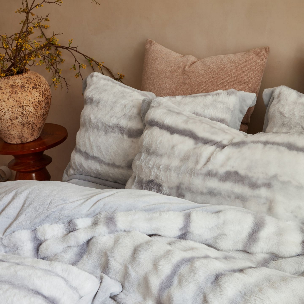 91家纺网 家纺一手货源 找家纺 佳汐蓝家纺 2025新款A类牛奶绒四件套-闪电纹兔毛绒系列 灰色（暖绒灰）