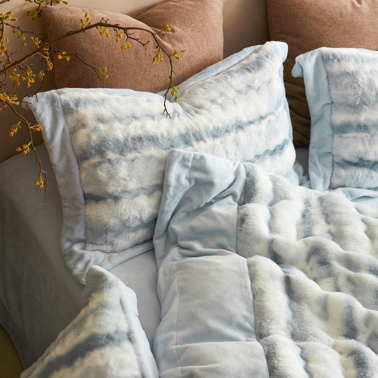 91家纺网 家纺一手货源 找家纺 佳汐蓝家纺 2025新款A类牛奶绒四件套-闪电纹兔毛绒系列 蓝色（绒湖蓝）