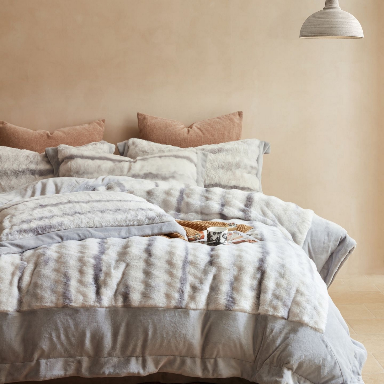 91家纺网 家纺一手货源 找家纺 佳汐蓝家纺 2025新款A类牛奶绒四件套-闪电纹兔毛绒系列 灰色（暖绒灰）