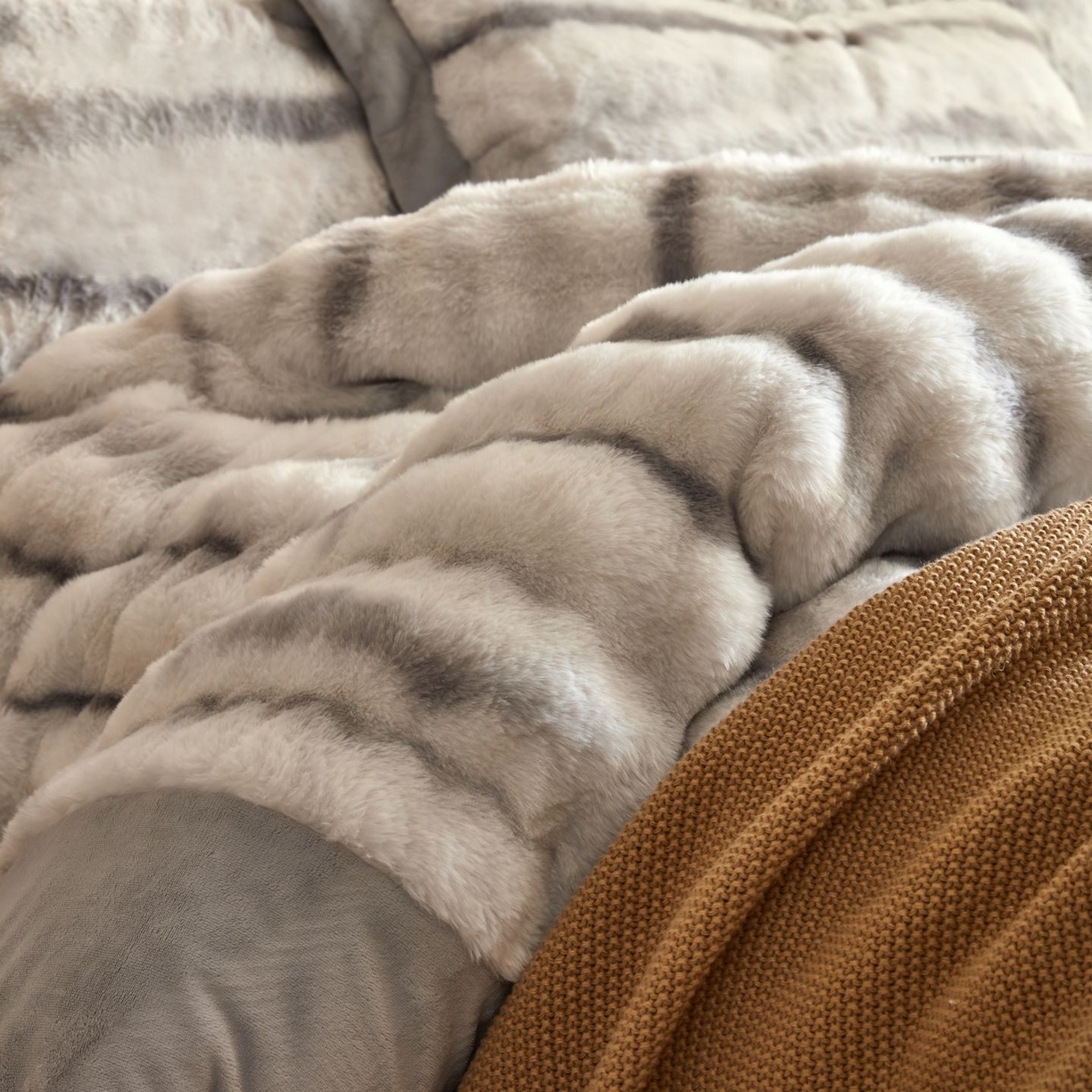 91家纺网 家纺一手货源 找家纺 佳汐蓝家纺 2025新款A类牛奶绒四件套-闪电纹兔毛绒系列 灰色（暖绒灰）