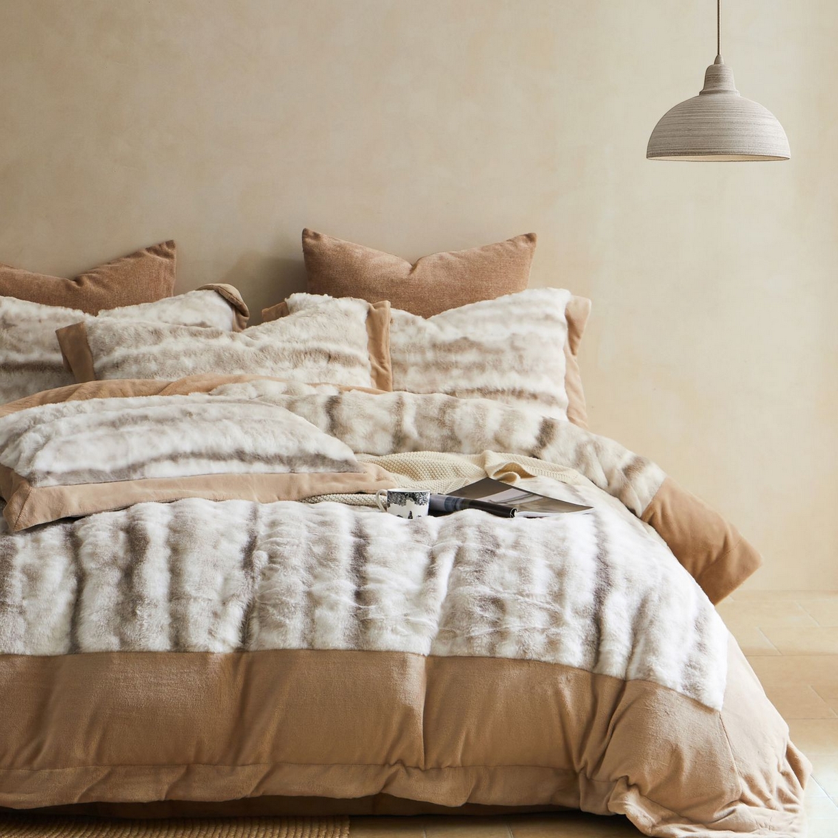 91家纺网 家纺一手货源 找家纺 佳汐蓝家纺 2025新款A类牛奶绒四件套-闪电纹兔毛绒系列 浅咖（拿铁咖）