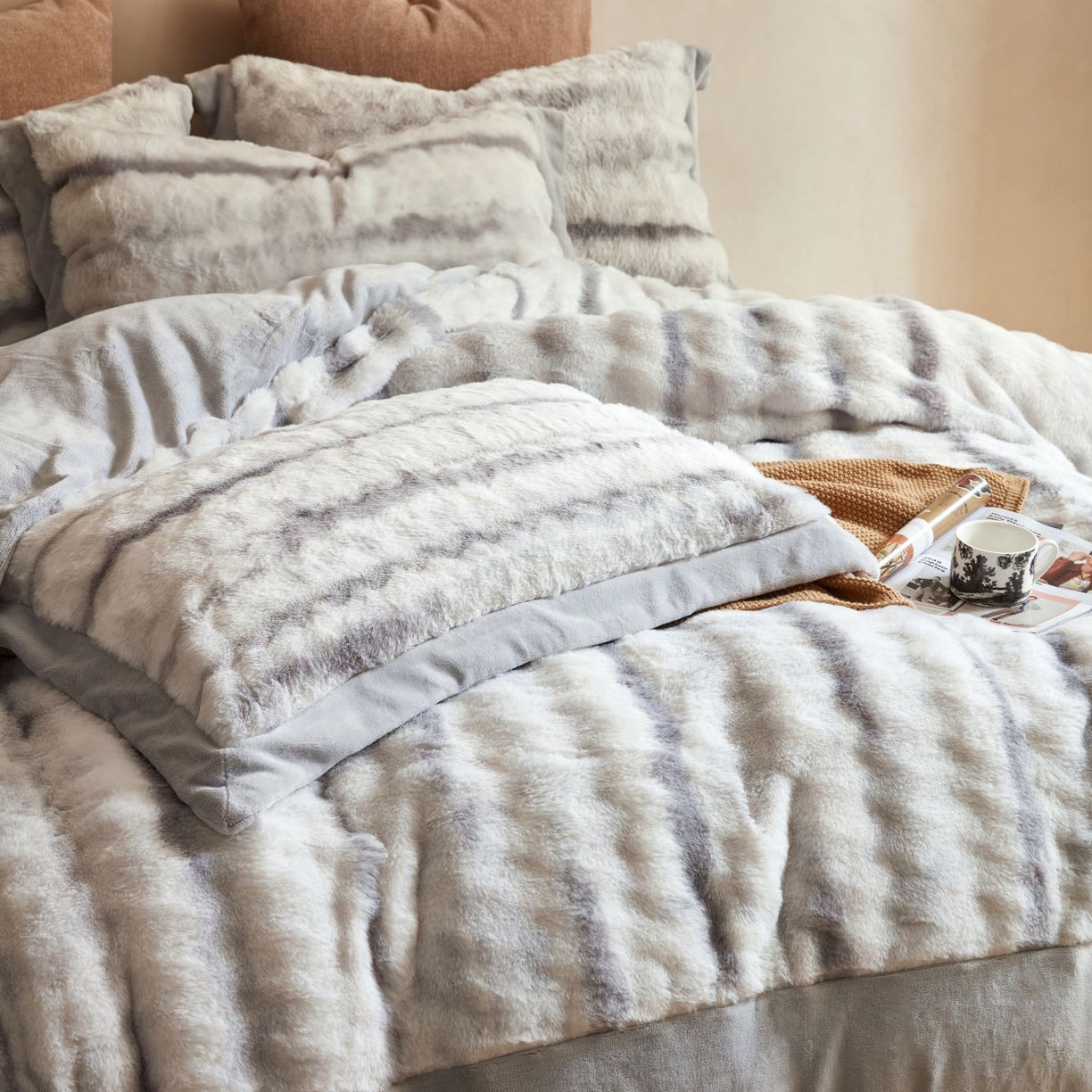91家纺网 家纺一手货源 找家纺 佳汐蓝家纺 2025新款A类牛奶绒四件套-闪电纹兔毛绒系列 灰色（暖绒灰）