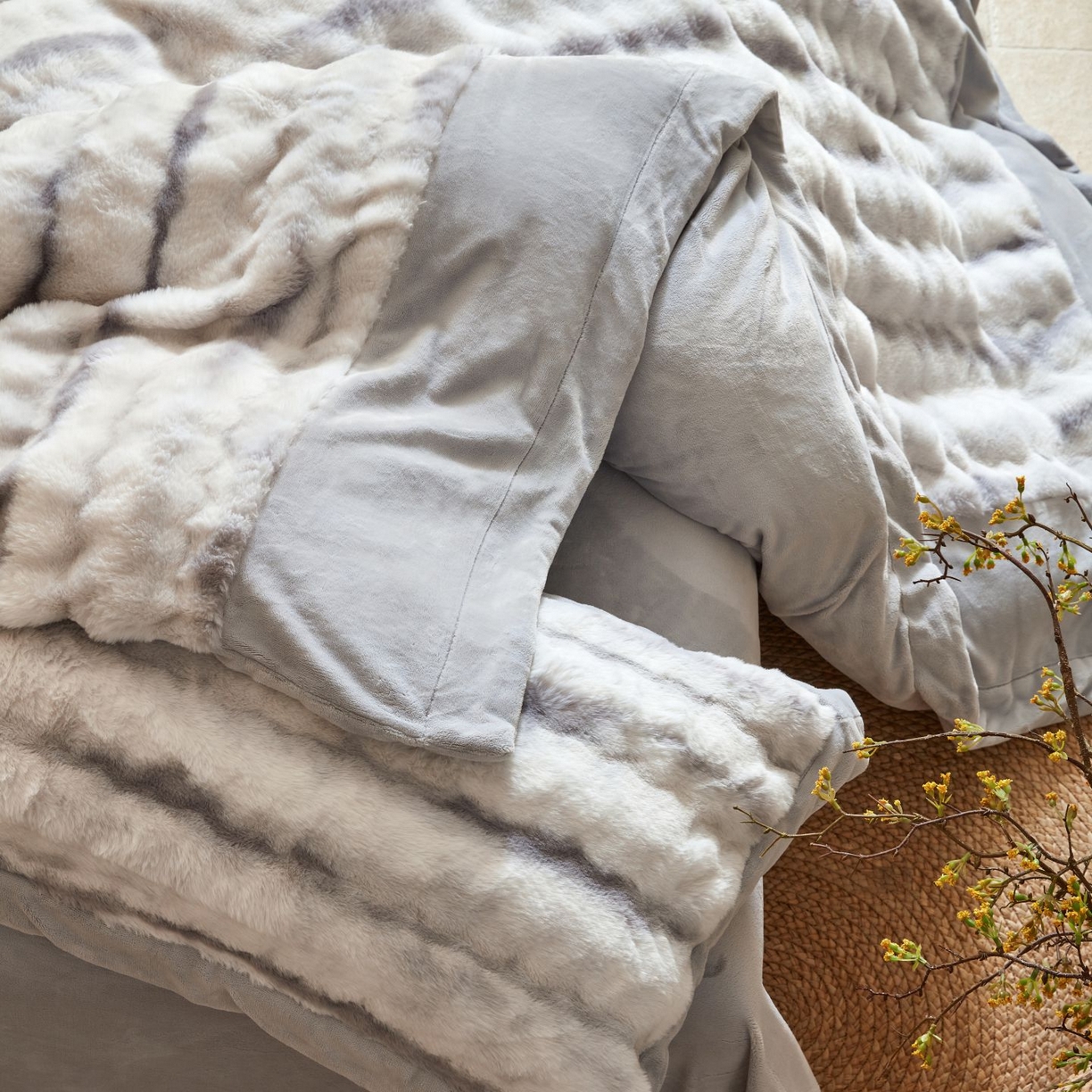 91家纺网 家纺一手货源 找家纺 佳汐蓝家纺 2025新款A类牛奶绒四件套-闪电纹兔毛绒系列 灰色（暖绒灰）