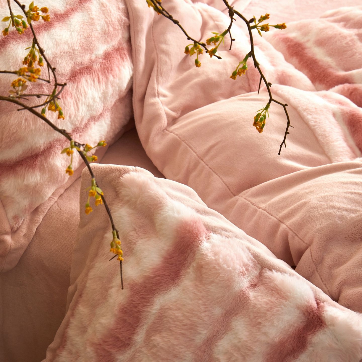 91家纺网 家纺一手货源 找家纺 佳汐蓝家纺 2025新款A类牛奶绒四件套-闪电纹兔毛绒系列 粉色（蜜桃粉）