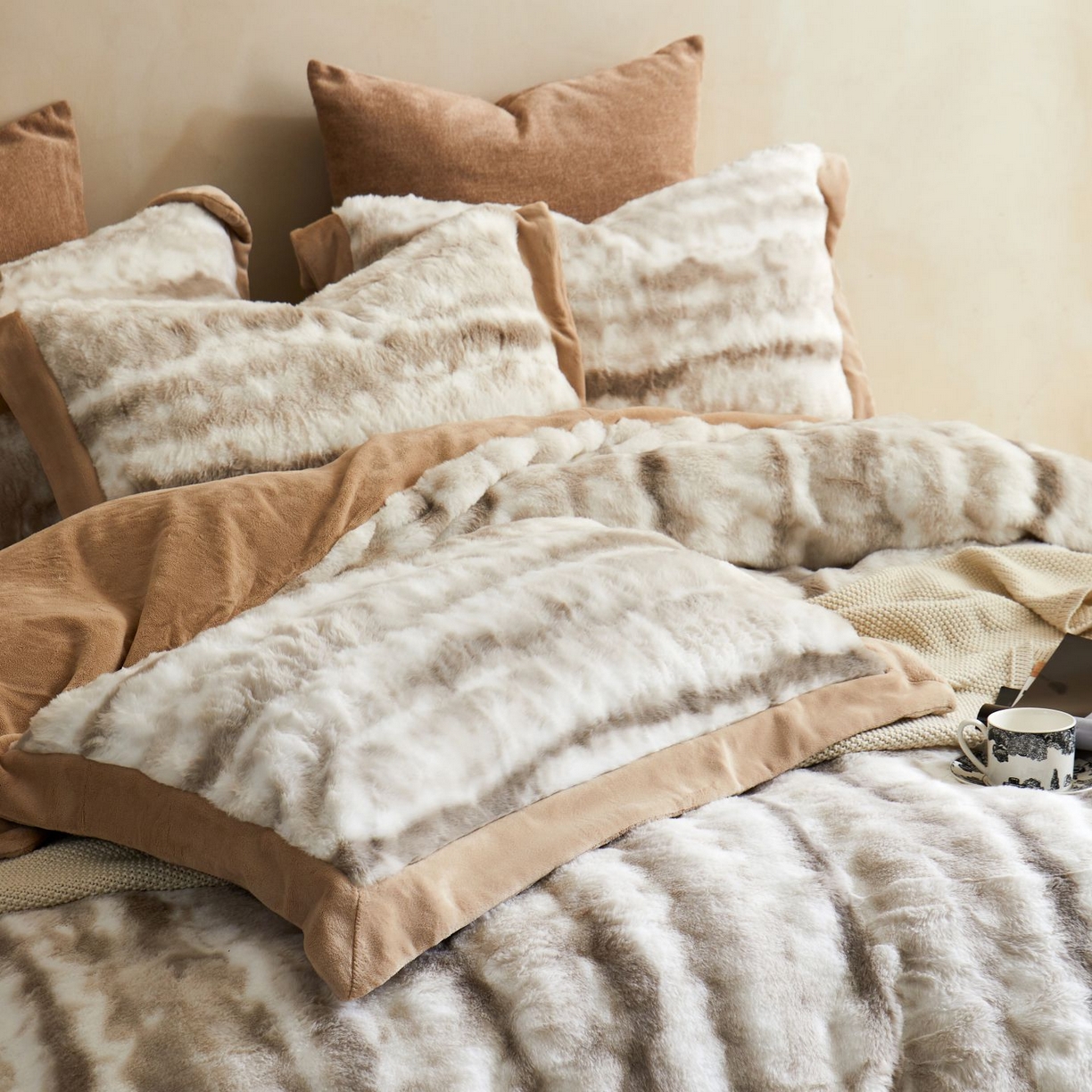 91家纺网 家纺一手货源 找家纺 佳汐蓝家纺 2025新款A类牛奶绒四件套-闪电纹兔毛绒系列 浅咖（拿铁咖）