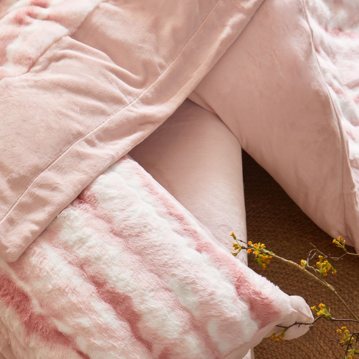 91家纺网 家纺一手货源 找家纺 佳汐蓝家纺 2025新款A类牛奶绒四件套-闪电纹兔毛绒系列 粉色（蜜桃粉）