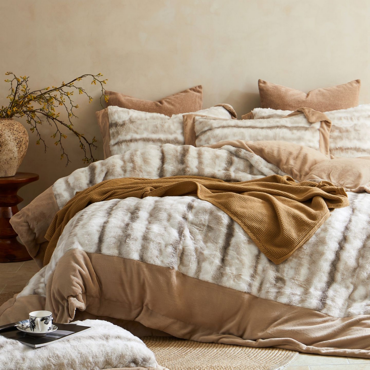 91家纺网 家纺一手货源 找家纺 佳汐蓝家纺 2025新款A类牛奶绒四件套-闪电纹兔毛绒系列 浅咖（拿铁咖）