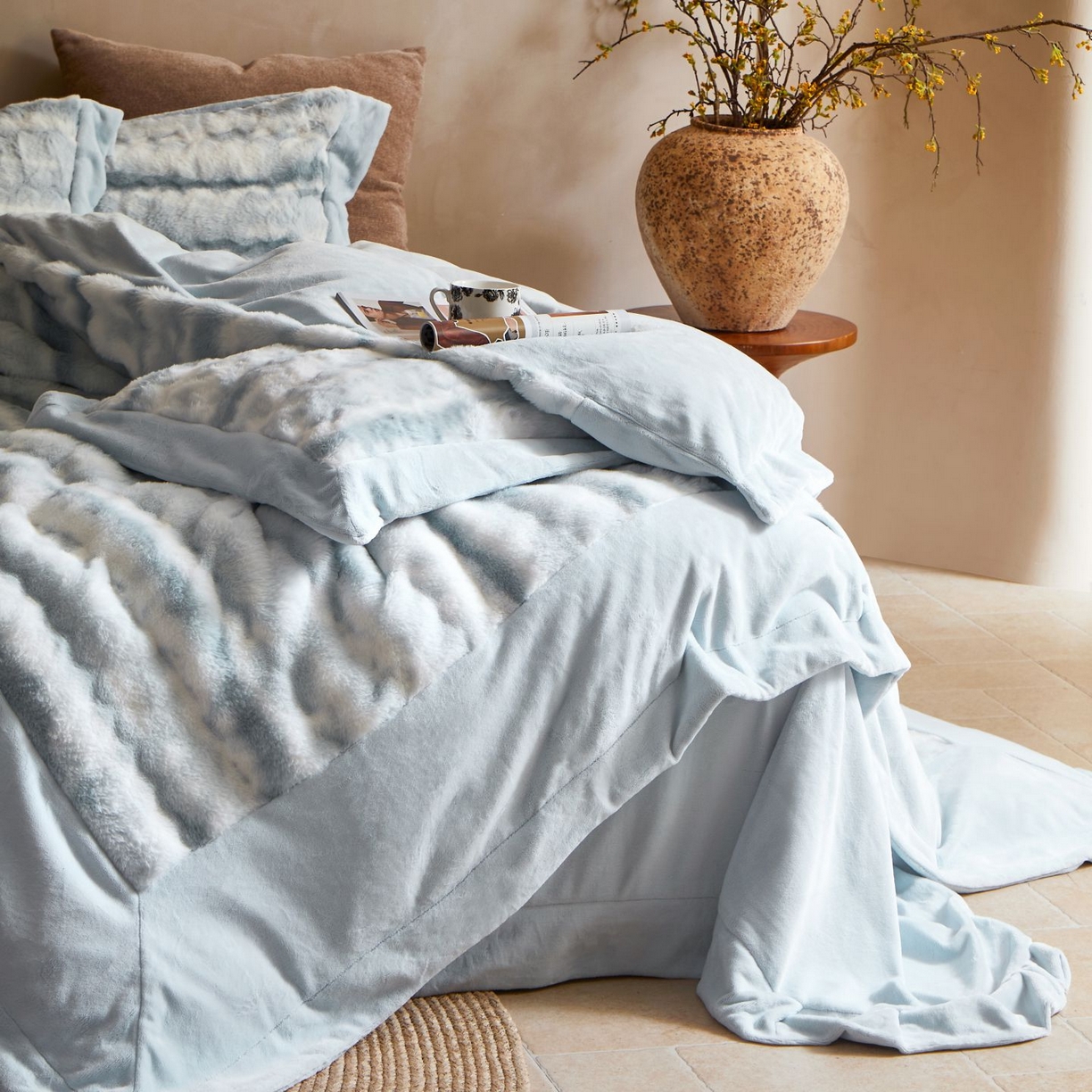 91家纺网 家纺一手货源 找家纺 佳汐蓝家纺 2025新款A类牛奶绒四件套-闪电纹兔毛绒系列 蓝色（绒湖蓝）