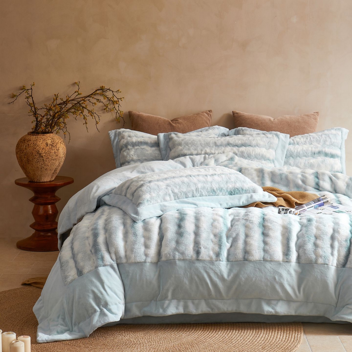 91家纺网 家纺一手货源 找家纺 佳汐蓝家纺 2025新款A类牛奶绒四件套-闪电纹兔毛绒系列 蓝色（绒湖蓝）