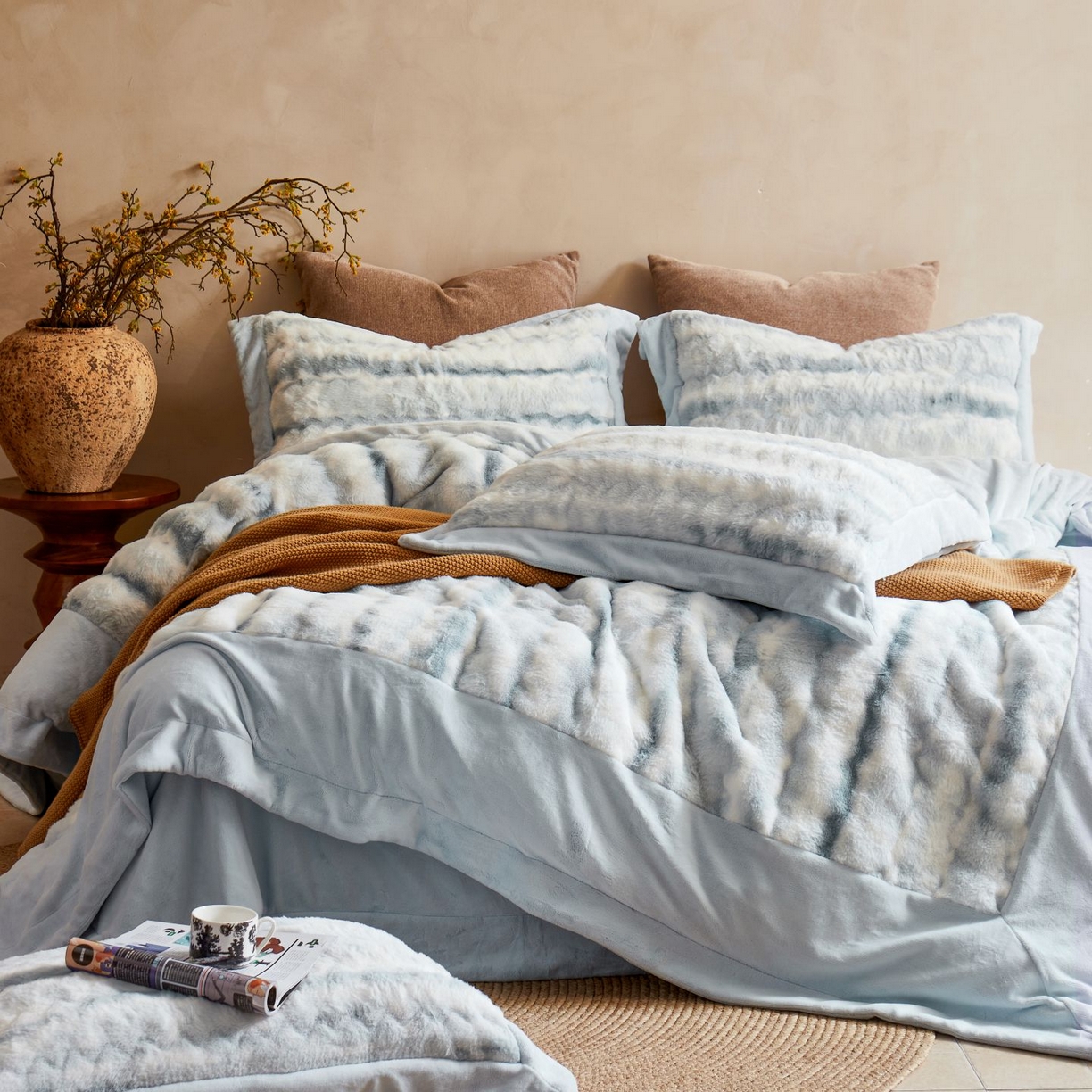 91家纺网 家纺一手货源 找家纺 佳汐蓝家纺 2025新款A类牛奶绒四件套-闪电纹兔毛绒系列 蓝色（绒湖蓝）